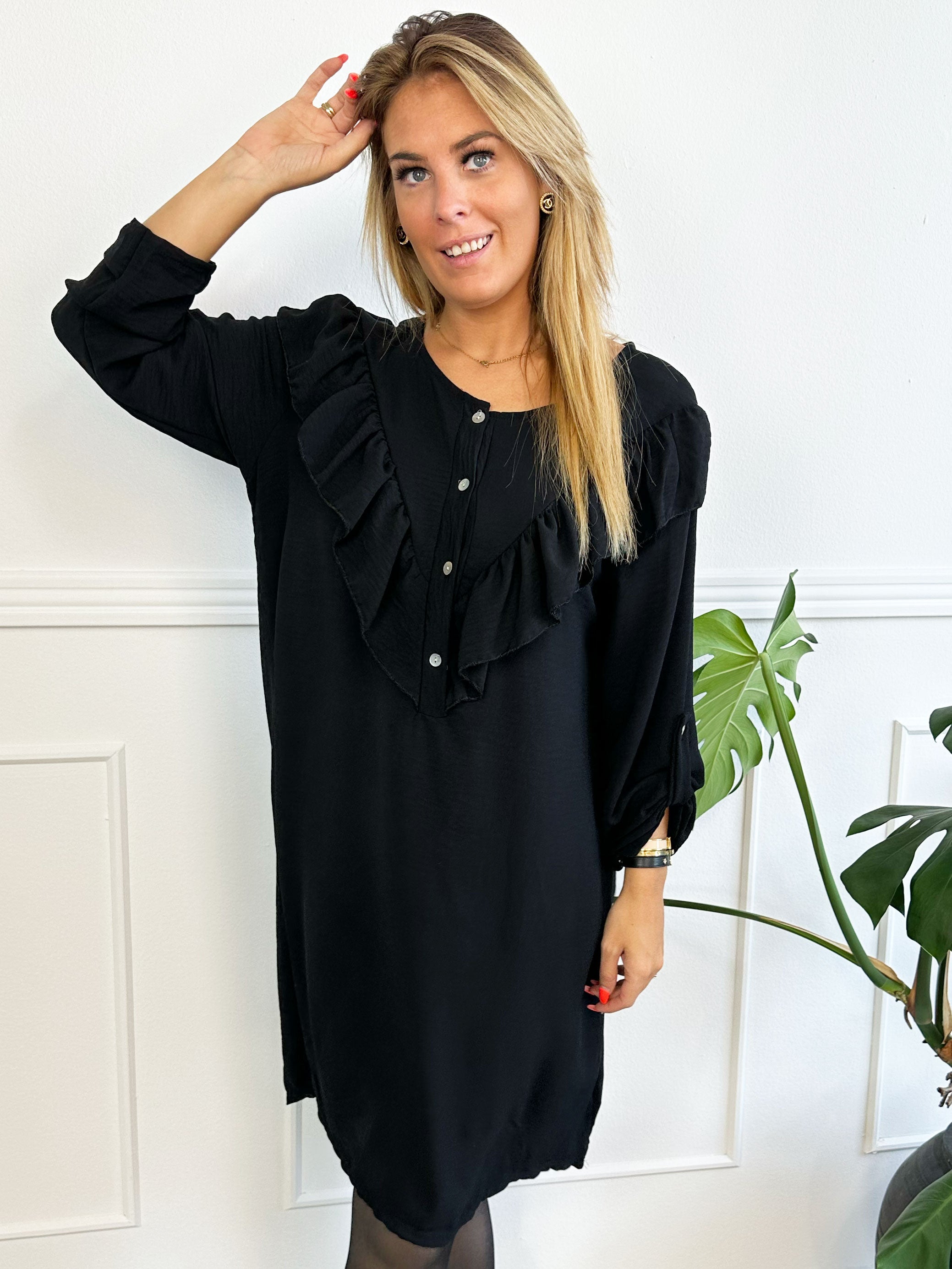 Nicola Dress - Söt klänning med volanger och knappar